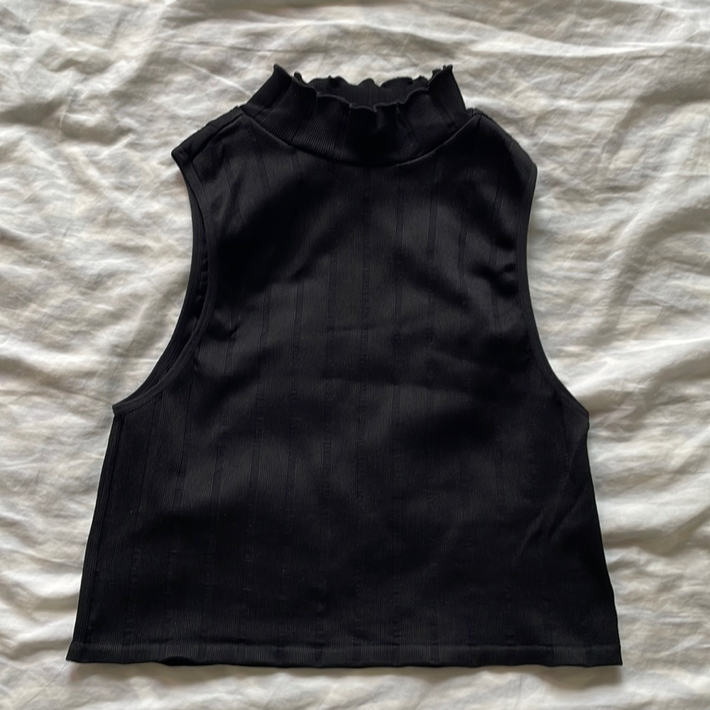 Black Mock neck cropped ribbed shirt | Small